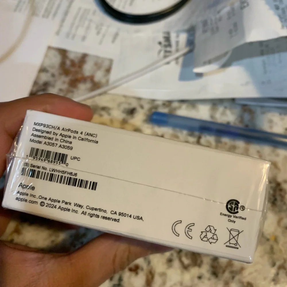 Apple AirPods 4 with ANC - White